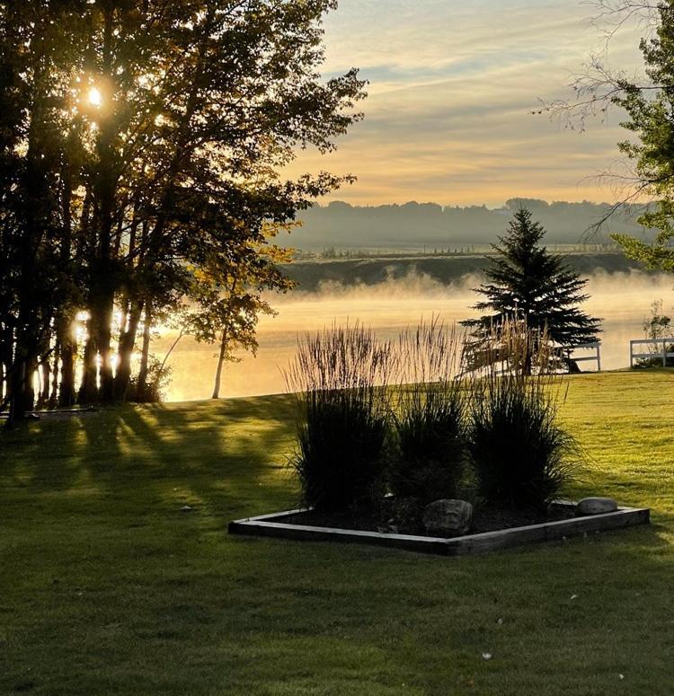 Roundhouse Grotto Bed & Breakfast YYC Екстериор снимка