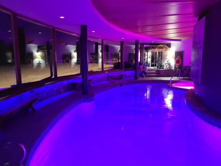 Roundhouse Grotto Bed & Breakfast YYC Екстериор снимка