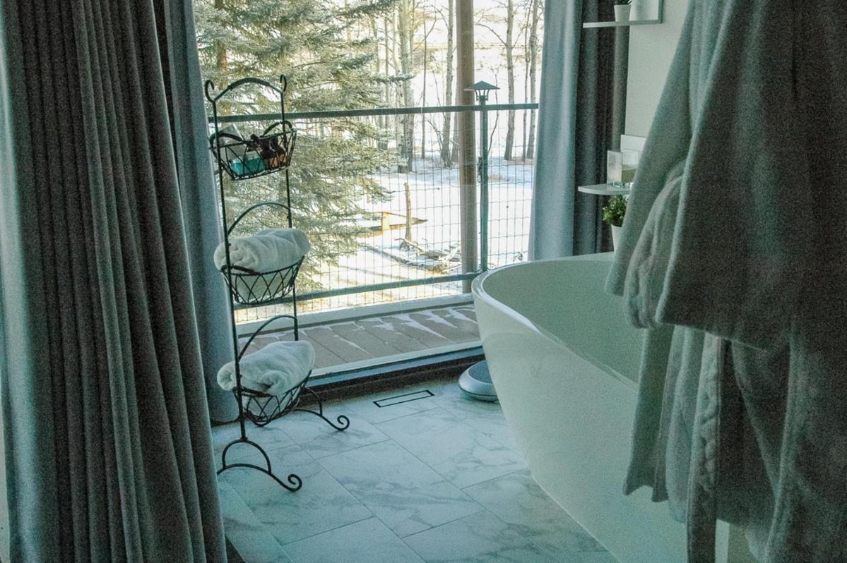 Roundhouse Grotto Bed & Breakfast YYC Екстериор снимка