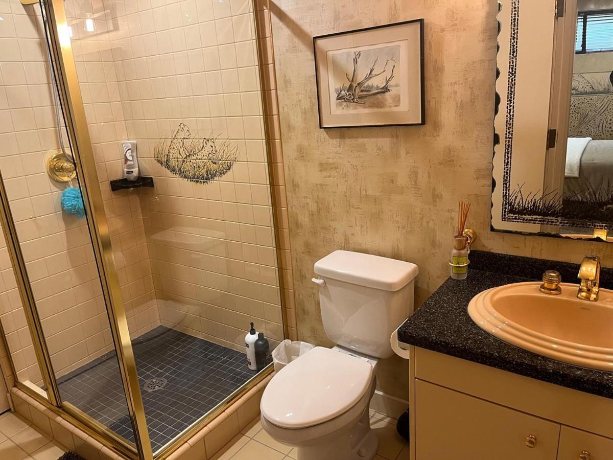 Roundhouse Grotto Bed & Breakfast YYC Екстериор снимка