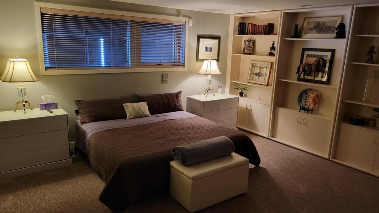 Roundhouse Grotto Bed & Breakfast YYC Екстериор снимка