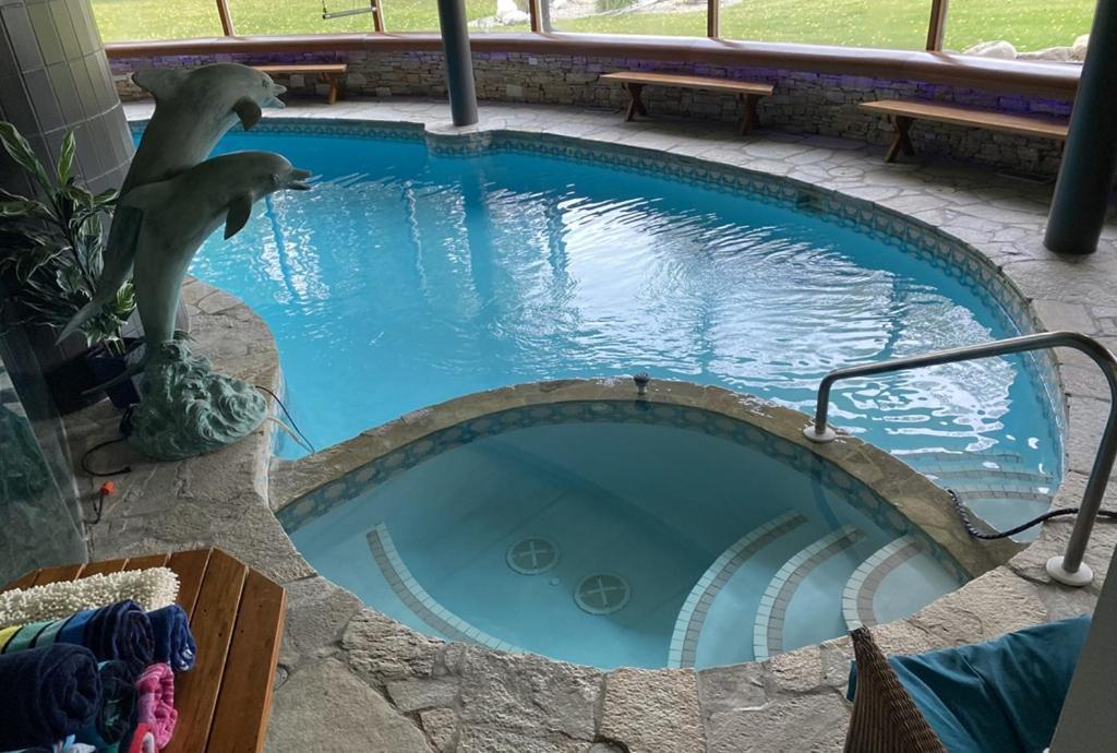 Roundhouse Grotto Bed & Breakfast YYC Екстериор снимка