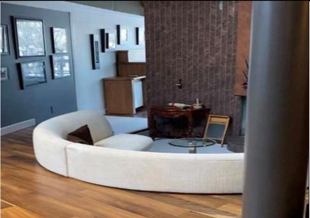 Roundhouse Grotto Bed & Breakfast YYC Екстериор снимка