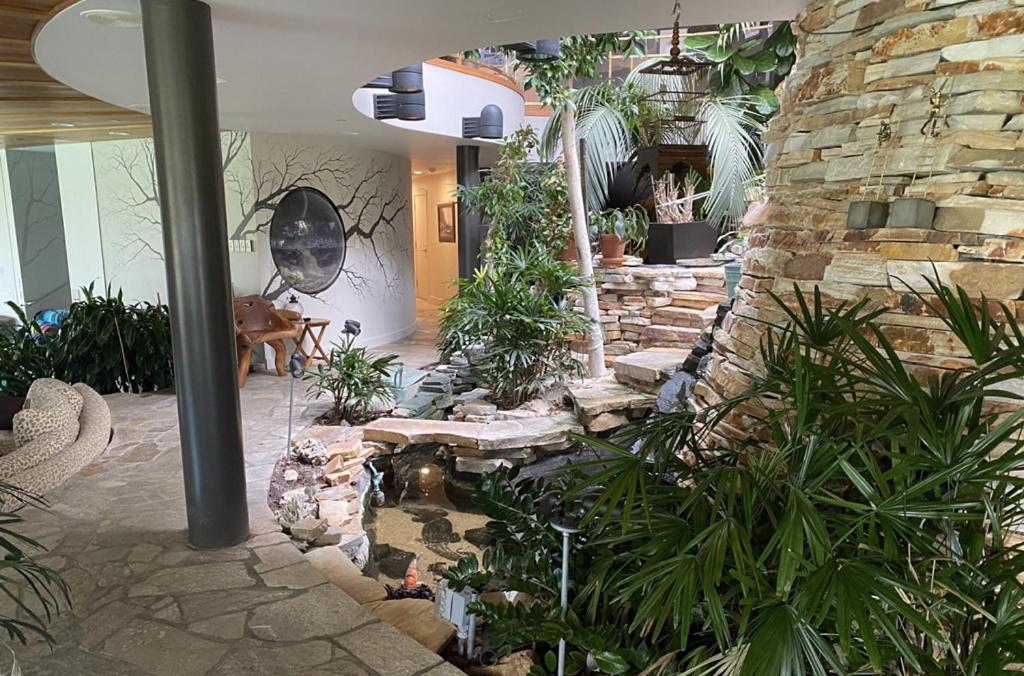 Roundhouse Grotto Bed & Breakfast YYC Екстериор снимка