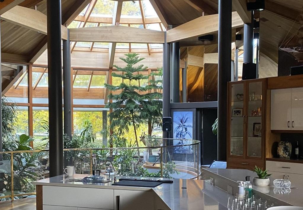Roundhouse Grotto Bed & Breakfast YYC Екстериор снимка