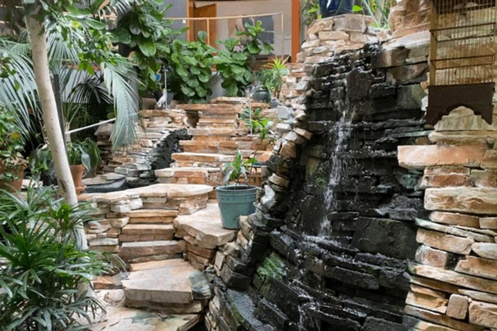 Roundhouse Grotto Bed & Breakfast YYC Екстериор снимка